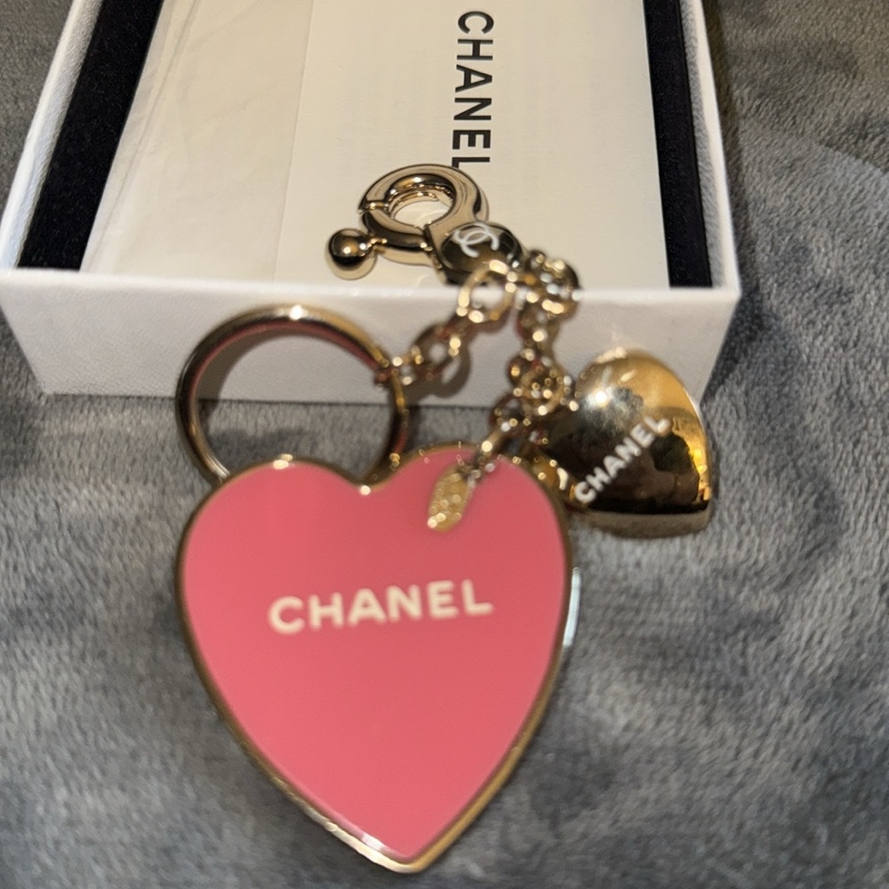Preloved Chanel gold tone heart key-chain with key ring pink resin charm - Picture 2 of 7